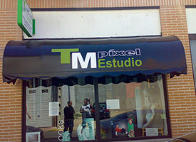 Instalación de Toldo Marquesina en comercio en Recas, Toledo.