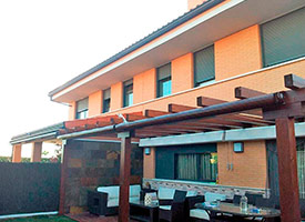 Instalación de Toldo Extensible con Cofre en Pérgola de Madera en Arroyomolinos.